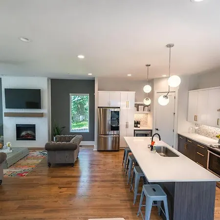 Getaway With Giant Rooftop 7min From Downtown Villa *