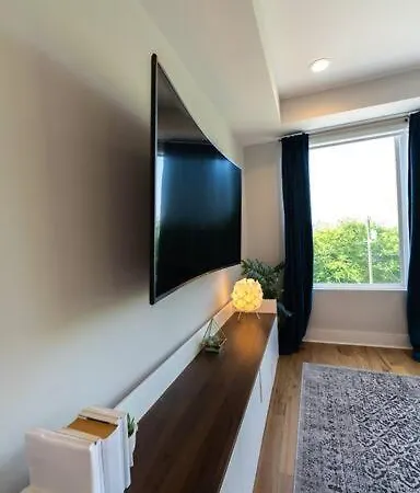 Getaway With Giant Rooftop 7min From Downtown Villa