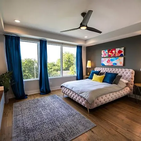 Getaway With Giant Rooftop 7min From Downtown Villa