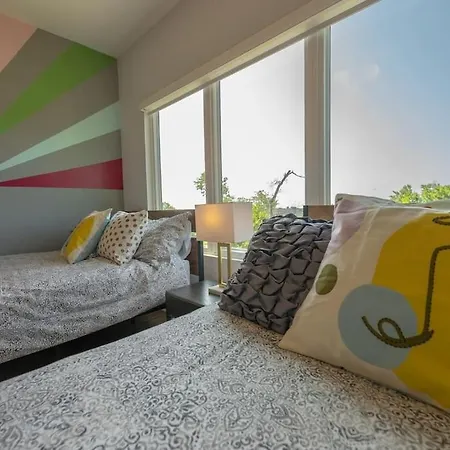 Villa Getaway With Giant Rooftop 7min From Downtown