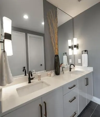 Villa Getaway With Giant Rooftop 7min From Downtown