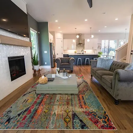 Getaway With Giant Rooftop 7min From Downtown Villa