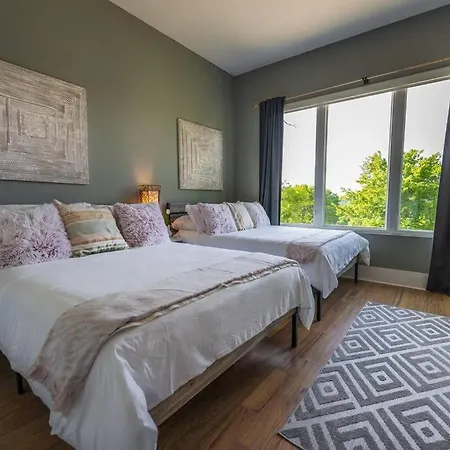 Getaway With Giant Rooftop 7min From Downtown Villa