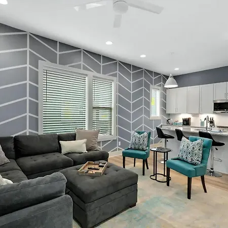 Rooftop Skyline View - Karaoke Stage - 4 Bedroom *