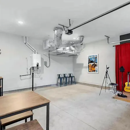Rooftop Skyline View - Karaoke Stage - 4 Bedroom *