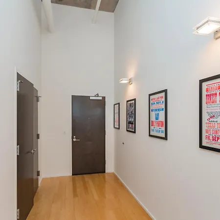Luxe Two Bedroom Penthouse With Skyline Views, Internet, Gym Holiday home *
