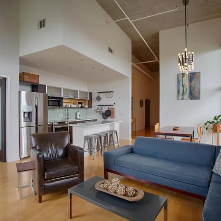 Luxe Two Bedroom Penthouse With Skyline Views, Internet, Gym Holiday home *