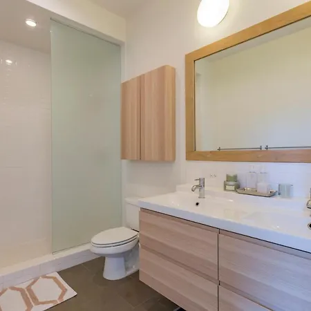 Luxe Two Bedroom Penthouse With Skyline Views, Internet, Gym *