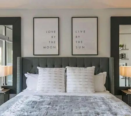 Holiday home Luxe + Modern Johnny Cash Inspired Executive Nashville
