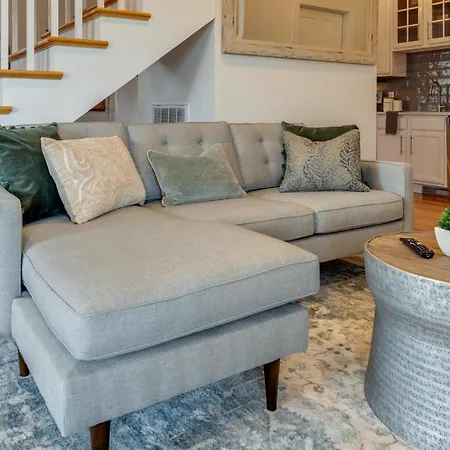 Skyline Views From Shelby With Wifi, Fully Furnished, Pet Friendly & In Unit Laundry Holiday home *