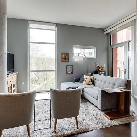 Smart, Stylish Music - Concierge, Restaurants, Gym, Rooftop Patio, Parking
