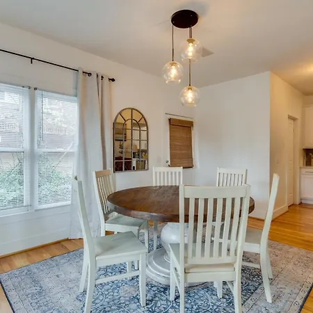 Skyline Views From Shelby With Wifi, Fully Furnished, Pet Friendly & In Unit Laundry Holiday home *