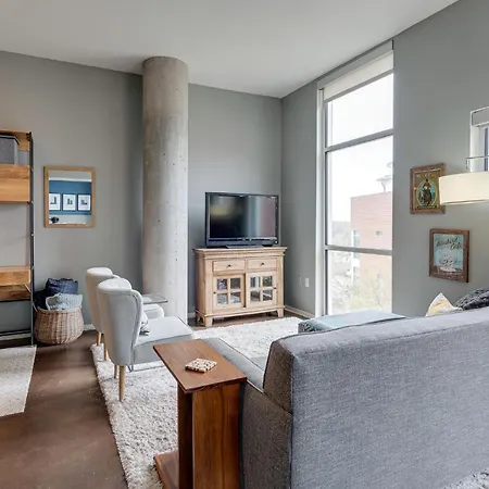 Smart, Stylish Music - Concierge, Restaurants, Gym, Rooftop Patio, Parking