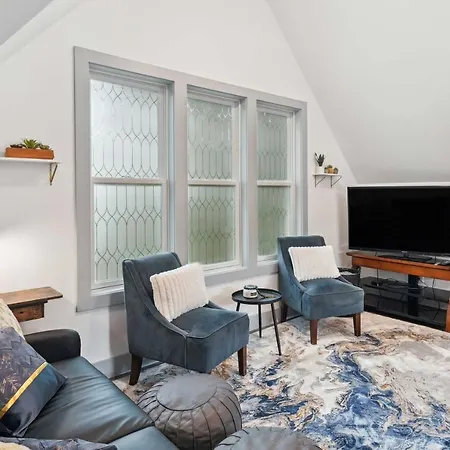 Vacation Near Bridgestone Arena! Apartment