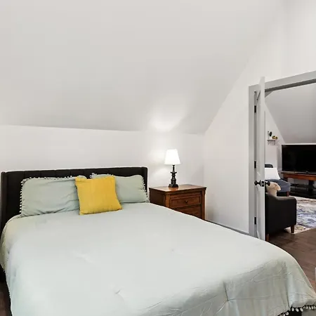 Vacation Near Bridgestone Arena! Apartment