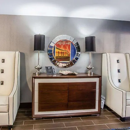 Hotel Quality Airport 4*