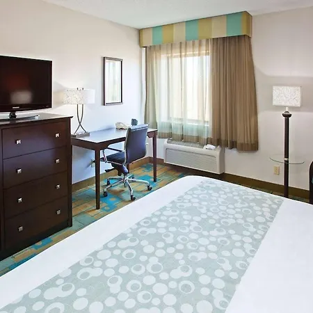 La Quinta By Wyndham Airport Hotel