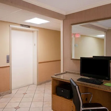 Hotel La Quinta By Wyndham Airport 3*