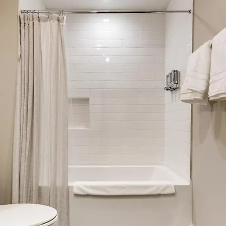 Downtown Luxury - 10 Beds & Free Parking *