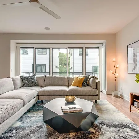 Downtown Luxury - 10 Beds & Free Parking Holiday home *