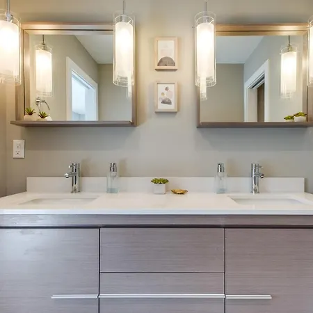 Downtown Luxury - 10 Beds & Free Parking *