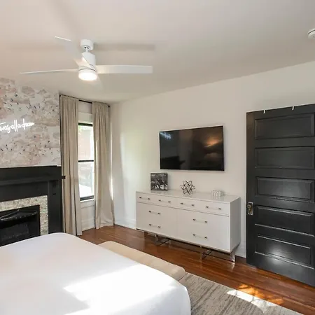 Prime Walkable Location Spacious W Hot Tub Holiday home *