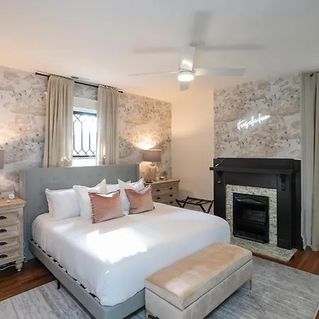 Prime Walkable Location Spacious W Hot Tub Holiday home