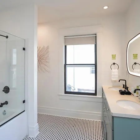 Holiday home Prime Walkable Location Spacious W Hot Tub *