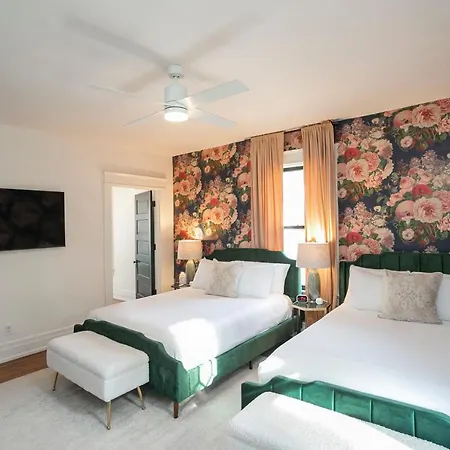 Prime Walkable Location Spacious W Hot Tub Holiday home *