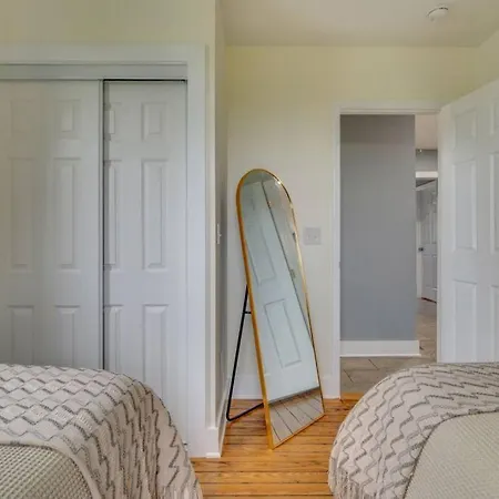 Holiday home Hot Tub Getaway Close To Downtown! *