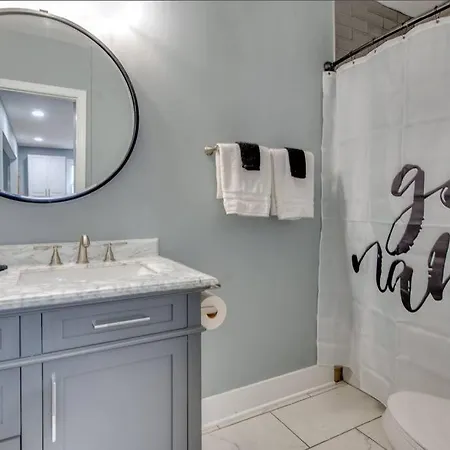 Holiday home Hot Tub Getaway Close To Downtown!