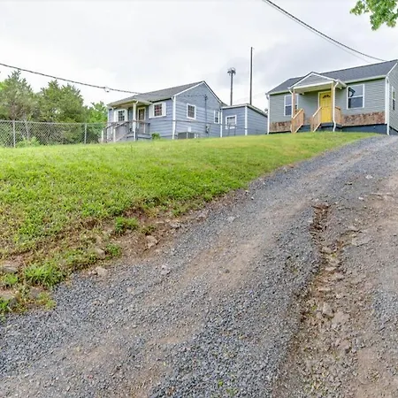 Hot Tub Getaway Close To Downtown! Holiday home