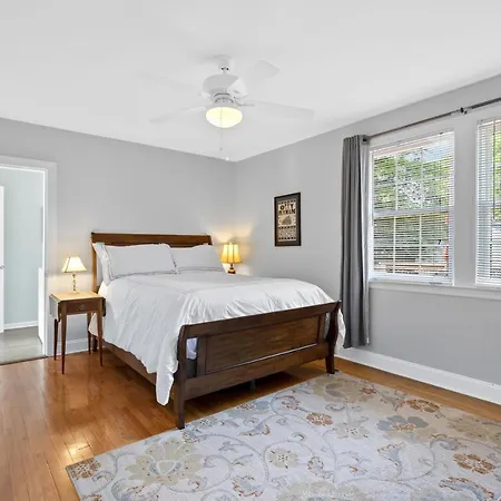 Inglewood East - Large Yard & Private Deck - Free Parking Holiday home