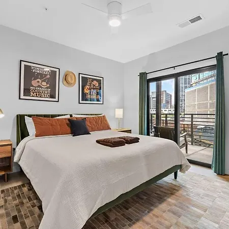 Downtown Pool, Gym + Skyline Views Walk To Bridgestone Apartment