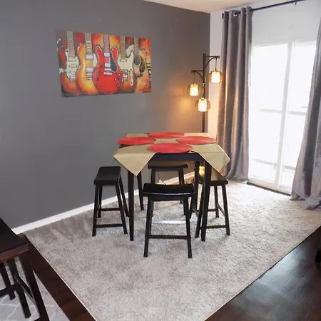New Listing! Gorgeous Downtown Walk To On The River #3 Aparthotel 4*