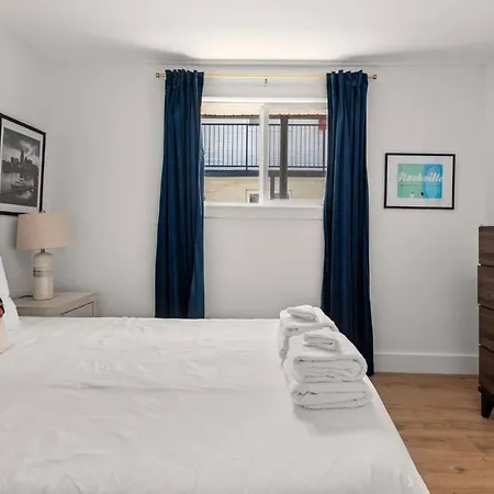 Kensington 2102-04 Holiday home *