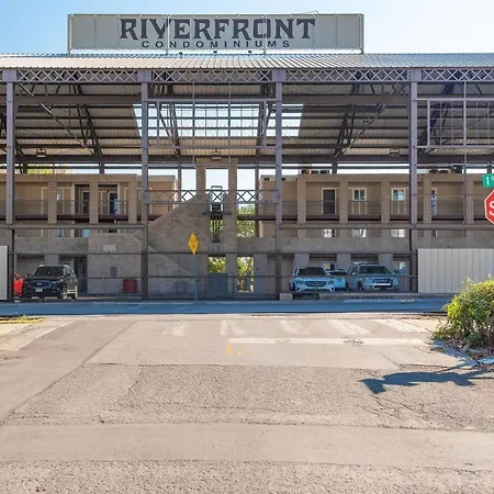 Riverfront 786 Holiday home *