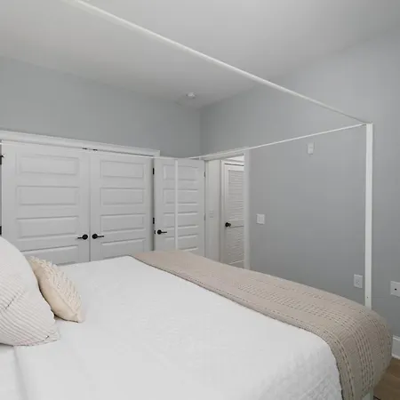 Trendy Spacious Condo, Walk To Coffee And Restaurants Nashville