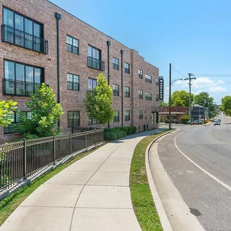 3 Miles To Downtown Broadway Bars - Walk To Coffee From