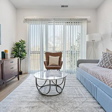 Modern East 3 Miles To Downtown Apartment