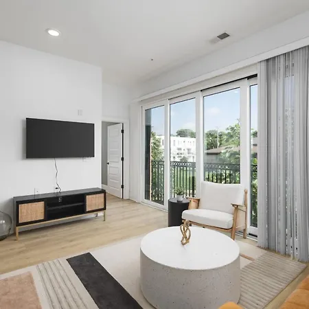Apartment Trendy Spacious Condo, Walk To Coffee And Restaurants