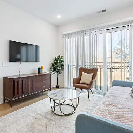 Modern East 3 Miles To Downtown Apartment