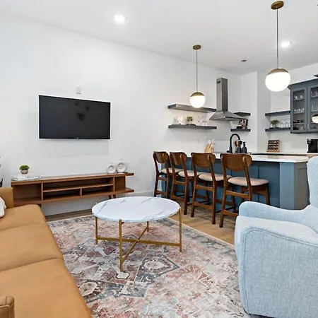 Apartment Chic East With Free Parking 3 Mi To Broadway