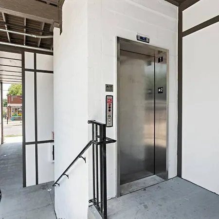 3 Miles To Downtown Broadway Bars - Walk To Coffee From Apartment