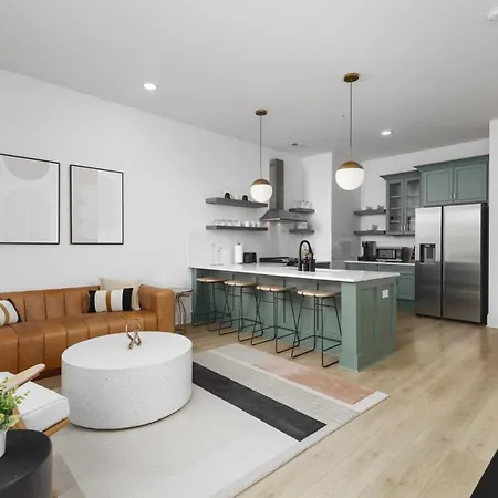 Trendy Spacious Condo, Walk To Coffee And Restaurants