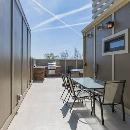 The Painted Muse I Stylish 3br With Rooftop Hot Tub In East *
