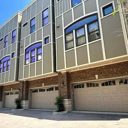 Holiday home The Painted Muse I Stylish 3br With Rooftop Hot Tub In East