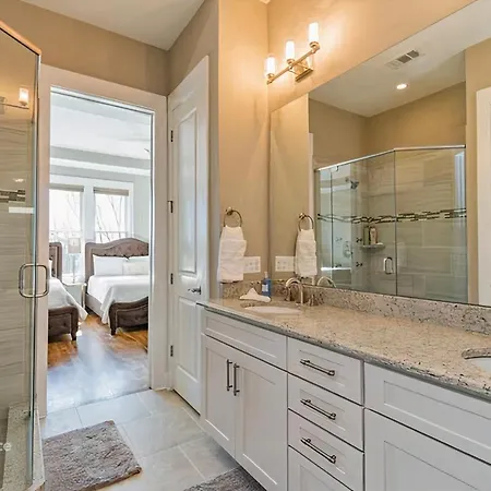 Holiday home Glitz & Guitars I Stylish 3br With Rooftop Hot Tub In East Nashville
