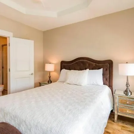 Holiday home Glitz & Guitars I Stylish 3br With Rooftop Hot Tub In East *