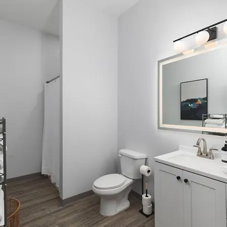 Modern Comfort Only 2 Mile To Downtown Broadway Nashville